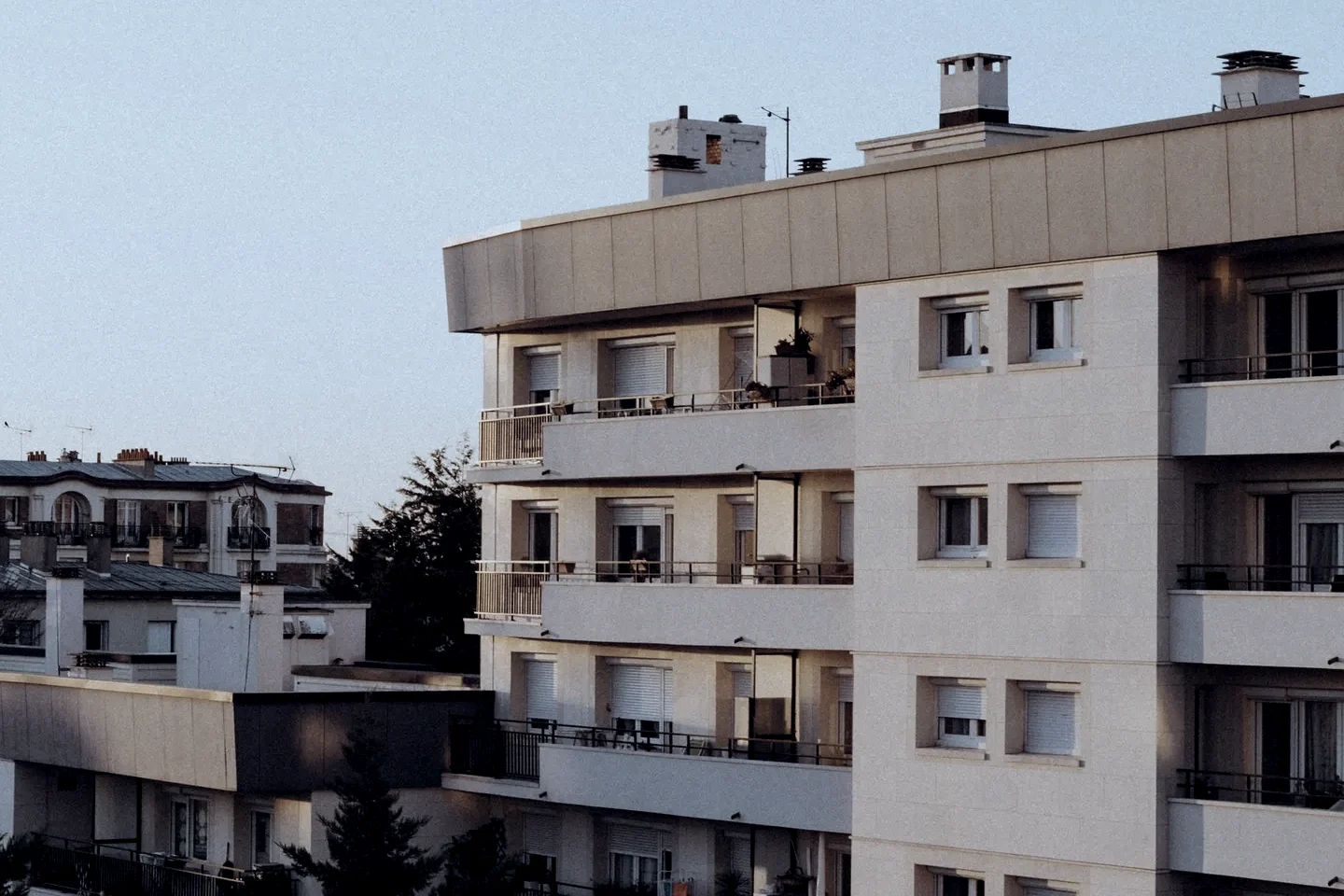 Résidence de Seine-Saint-Denis à balcons filants, toits pavillonnaires au second plan